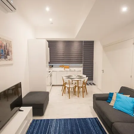 Apartment 4 Bedroom Near Seafront *