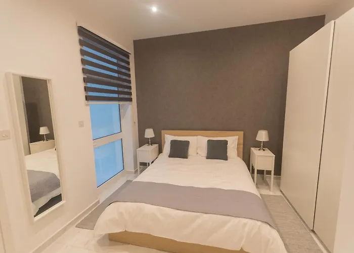 4 Bedroom Near Seafront Lejlighed