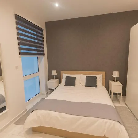 4 Bedroom Near Seafront Apartamento